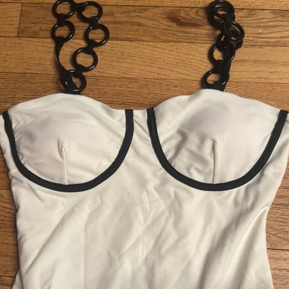 Chic White One-Piece Swimsuit with Black Trim - Picture 3 of 5